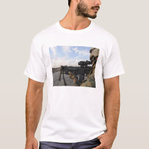 T-shirt Vues d'un soldat dedans à mettre le feu sur une