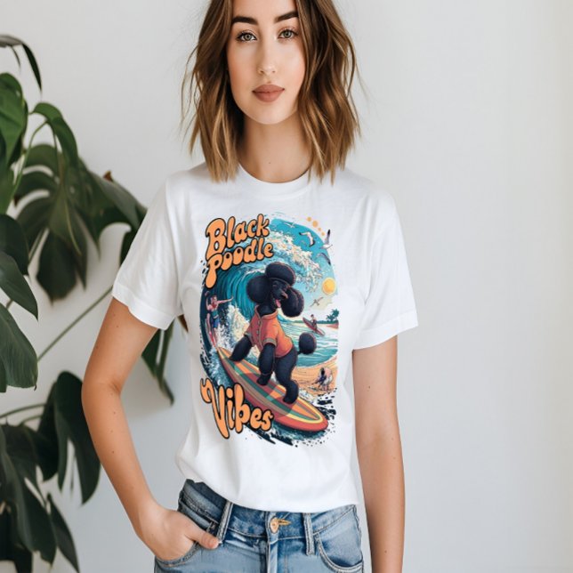 T-shirt Wave Rider : Un caniche noir Surf Adventure (Créateur téléchargé)