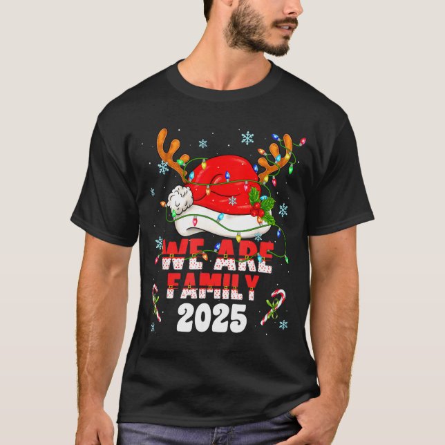 T-shirt We Are Family 2025 Christmas Tree Santa Pjs Group  (Devant)