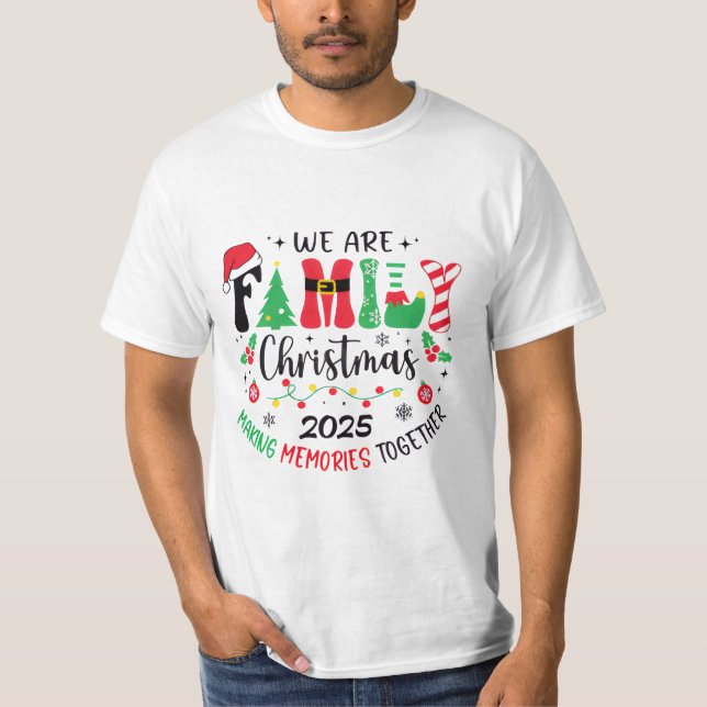 T-shirt We Are Family Christmas T-Shirt” (Devant)