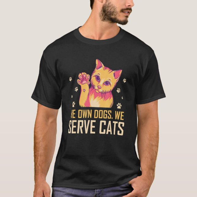 T-shirt We Own Dogs We Serve Cats Funny Cat Mom Humor Cat  (Devant)