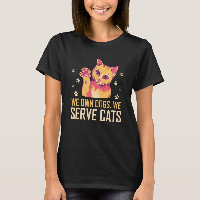 T-shirt We Own Dogs We Serve Cats Funny Cat Mom Humor Cat  (Devant)