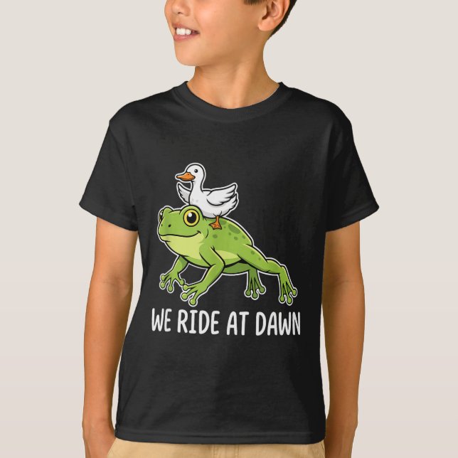 T-shirt We Ride At Dawn Funny Duck Riding Frog Chaotic Ani (Devant)
