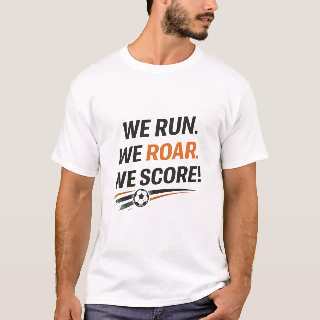 T-shirt We Run We Roar We Score Aggressive Soccer Team (Devant)