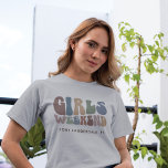 T-shirt Week-end entre filles de fiançailles Rétro 70's<br><div class="desc">Adoptez l'esprit de l'ultime voyage entre filles avec notre T-shirt personnalisé pour enterrement de vie de jeune fille avec typographie rétro ! Ce haut chic et élégant est le souvenir parfait d'un inoubliable séjour avec vos dames préférées. Le devant de la chemise présente une typographie "Week-end entre filles" inspirée des...</div>