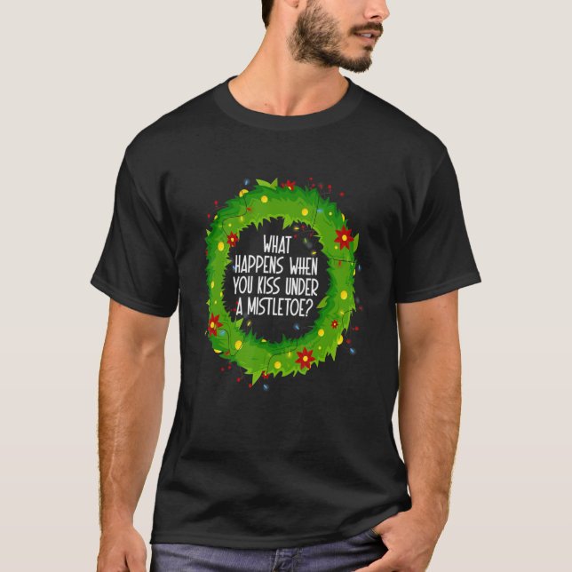 T-shirt What Happens When You Kiss Under A Mistletoe (Devant)