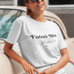 T-shirt Whimsical les années 70 rétro Script futur Mme Bri<br><div class="desc">Ce t-shirt élégant ferait un merveilleux cadeau pour la future mariée d'être! Ajoutez facilement votre propre nom en cliquant sur l'option "personnaliser".</div>