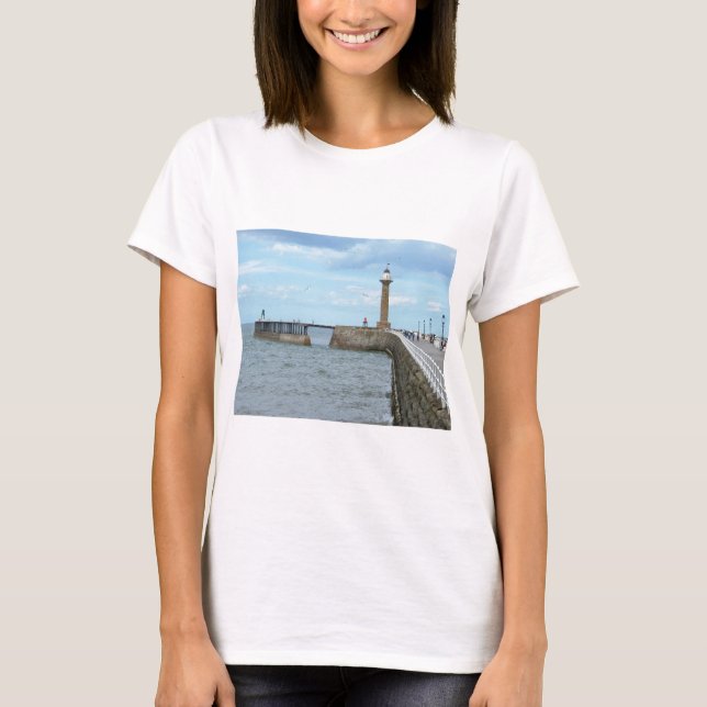 T-shirt Whitby dans le North Yorkshire, Angleterre. (Devant)