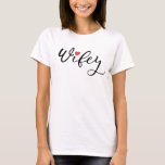 T-shirt Wifey en Calligraphie Script Honeymoon couple<br><div class="desc">Couple tee - shirt avec les mots "Hubby" et "Wifey" dans un magnifique script de calligraphie accentué d'un coeur rouge. Quelque chose de mignon à porter pour la lune de miel !</div>
