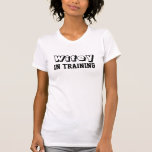 T-shirt Wifey en formation<br><div class="desc">La chemise drôle dit Wifey en formation.  Cette chemise est entièrement personnalisable car vous pouvez changer tous les mots.  Ça fait un grand cadeau !</div>