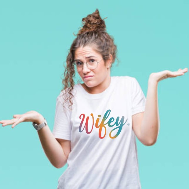 T-shirt Wifey Modern Multicolor Script Femme blanche (Créateur téléchargé)