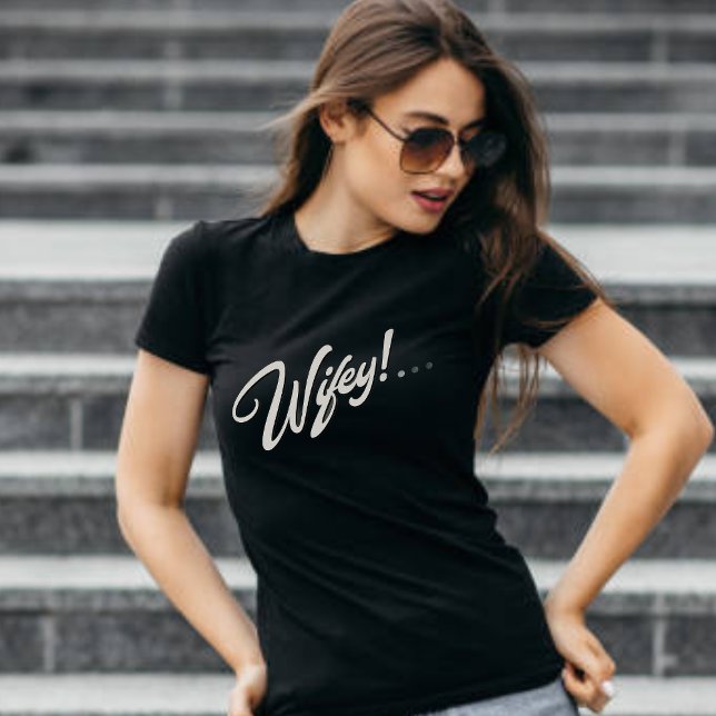 T-shirt Wifey moderne noir Script femmes (Créateur téléchargé)