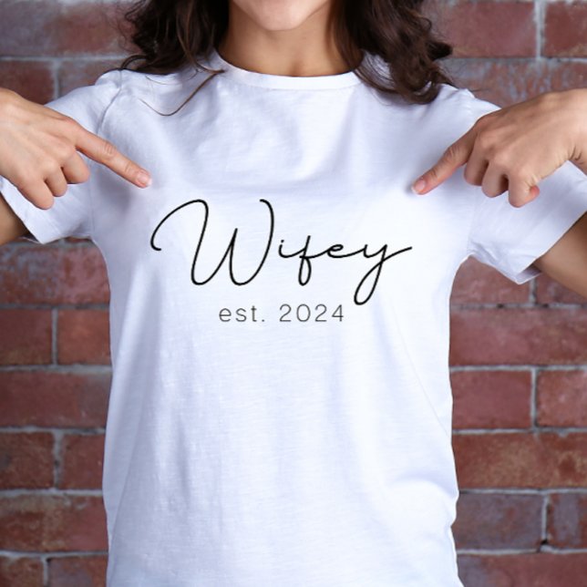 T-shirt Wifey vient de se marier avec une nouvelle mariée (Wifey tshirt est 2024)