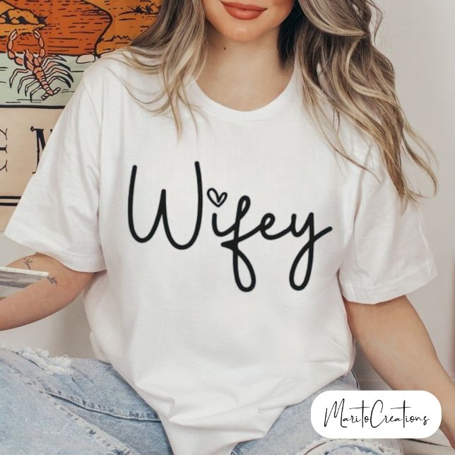 T-shirt Wifey White Modern Black Script Woman's Gift Bride (Créateur téléchargé)