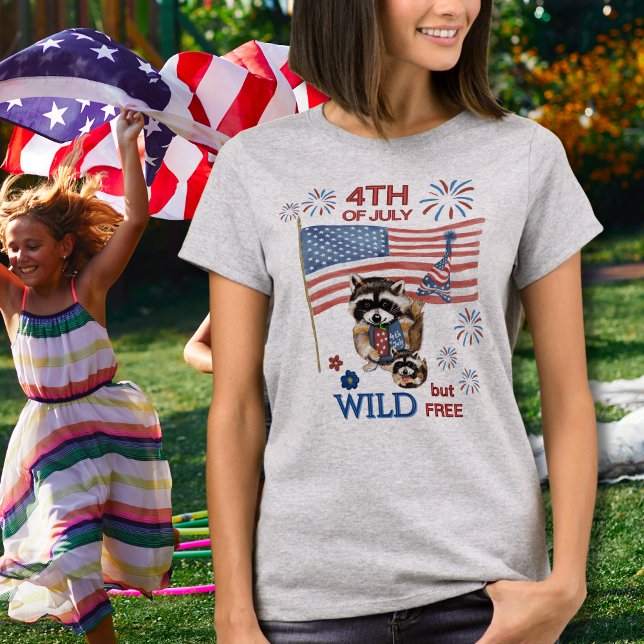 T-shirt Wild but Free" Raccoon Maman & Baby 4 juillet (Wild but Free Raccoon Mom & Baby 4th of July T-Shirt)