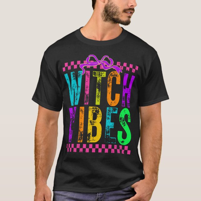 T-shirt Witch Vibes Halloween Neon Checkered Bow (Devant)