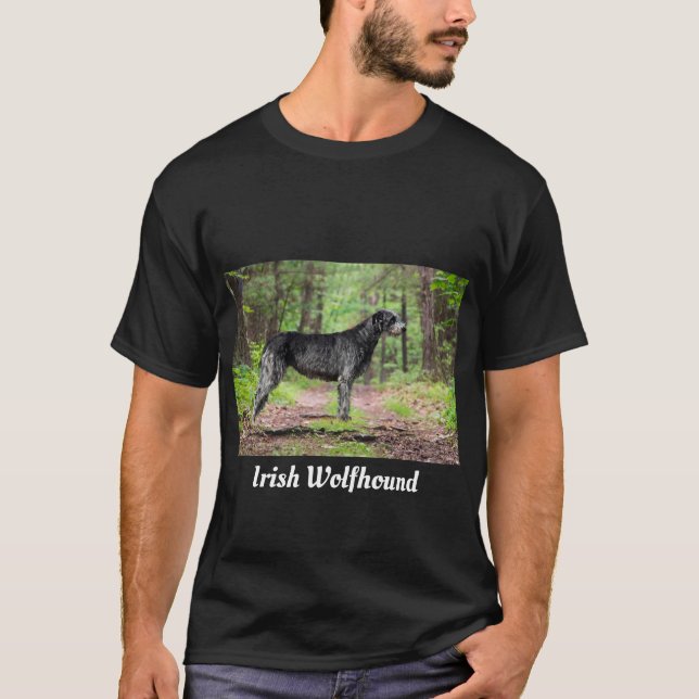 T-shirt Wolfhound irlandais noir pose dans la forêt  (Devant)