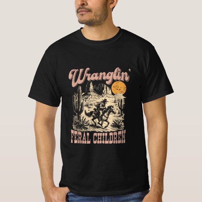 T-shirt Wranglin My Feral Grandchildren Cowboy Racccoon  (Devant)