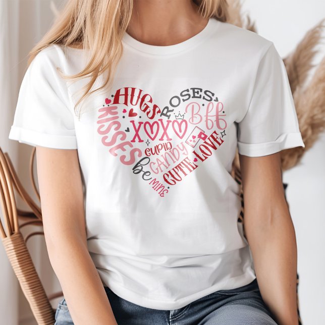 T-shirt XOXO Coeurs Amour & Baisers Saint Valentin (A young blond woman wearing a XOXO Hearts Love & Kisses Valentine's Day T-Shirt.)