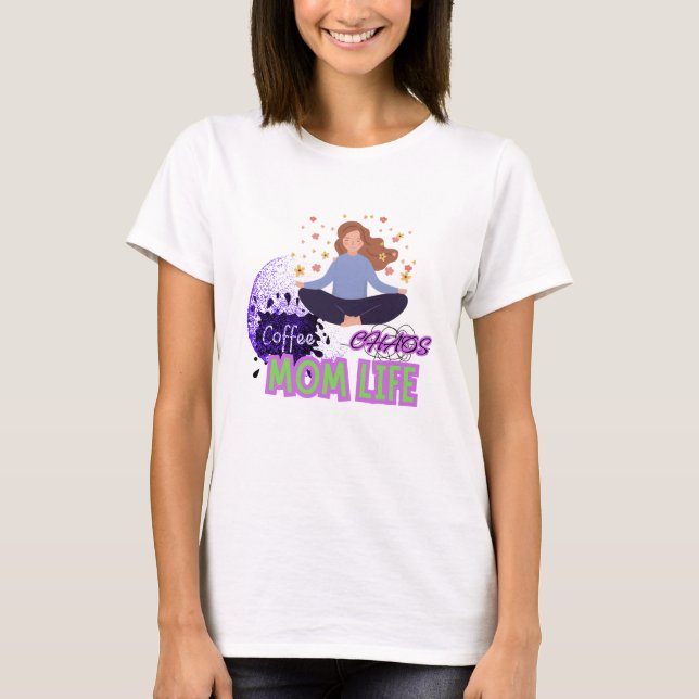 T-shirt Yoga Coffee Chaos – Mom Life (Devant)