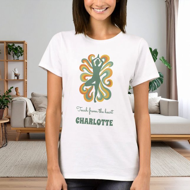 T-shirt Yoga pose swirls retro green orange name slogan (Créateur téléchargé)
