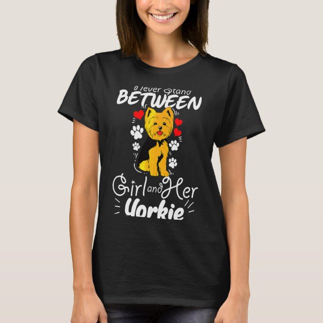 T-shirt Yorkshire Terrier Entre Une Fille Et Son Yorkie (Devant)