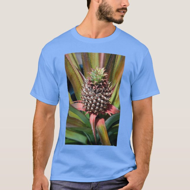 T-shirt Young pineapple growing under the tropical sun ret (Devant)