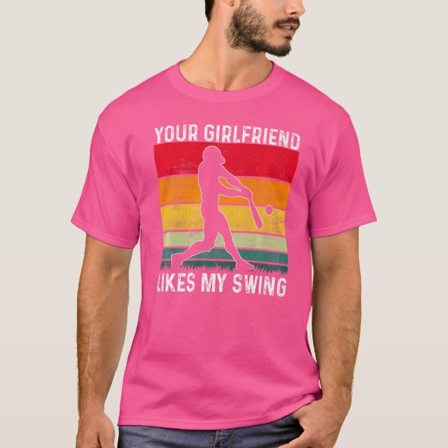 T-shirt Your Girlfriend Likes My Swing Softball For Men Vi (Devant)