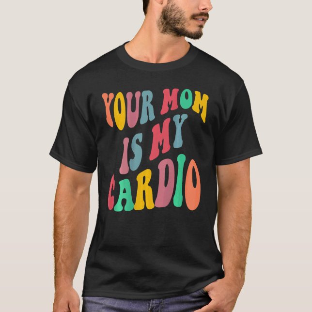 T-shirt YOUR MOM IS MY CARDIO retro groovy on back of (Devant)