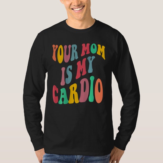 T-shirt YOUR MOM IS MY CARDIO retro groovy on back of (Devant)