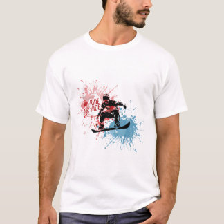 T-shirts avec un homme sautant sur un snowboard.