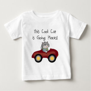 T-shirts et cadeaux rouges allants de voiture