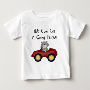 T-shirts et cadeaux rouges allants de voiture