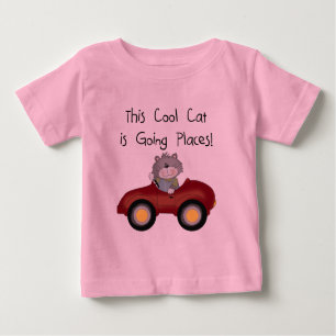 T-shirts et cadeaux rouges allants de voiture