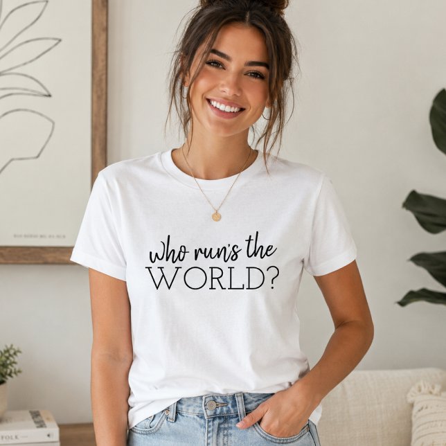 T-shirts féministes | Qui dirige le monde Graphic  (Feminist who runs the world T-shirt with bold lettering for confident everyday outfits.)