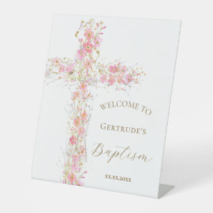 Table Baptême fleurs roses croix signe de bienvenue