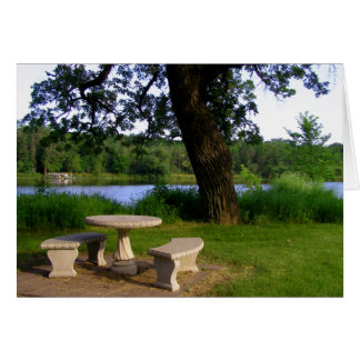 Table de pique-nique déjeuner d'été réunion près d