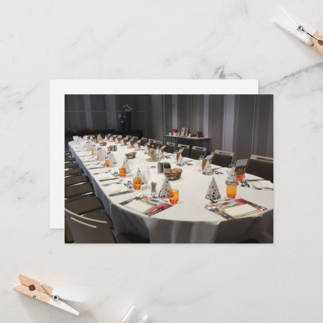 Table pour une invitation à un repas (Devant/Arrière en situation)