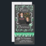 Table verte Chalkboard Joyeux Carte photo de Noël<br><div class="desc">Joyeux cartes photos de vacances de Noël avec un look arrière - plan de tableau noir, beaucoup de tourbillons vert menthe et texte qui dit Joyeux Noël, une série de lumières colorées d'arbres dans les ornements menthe et vert, menthe et vert, et les zones que vous pouvez customiser ces cartes...</div>