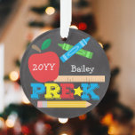Tableau de bord pré-K prématernelle coloré<br><div class="desc">Ce ornement Pré-K comporte une pomme, une règle, des crayons et une typographie audacieuse et colorée ! Cliquez sur le bouton personnaliser pour plus d'options pour modifier le texte ! Des variantes de ce design, des couleurs supplémentaires, ainsi que des produits de coordination sont disponibles dans notre boutique, zazzle.com/store/doodlelulu. Contactez-nous...</div>