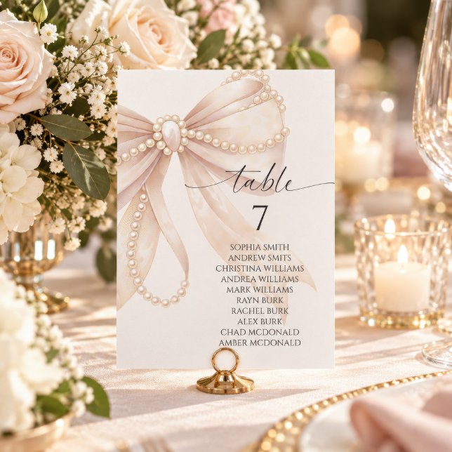 Tableau de numéros de table Perle et Nœud ("Table 7" seating card with pearl and blush bow design, guest names listed)