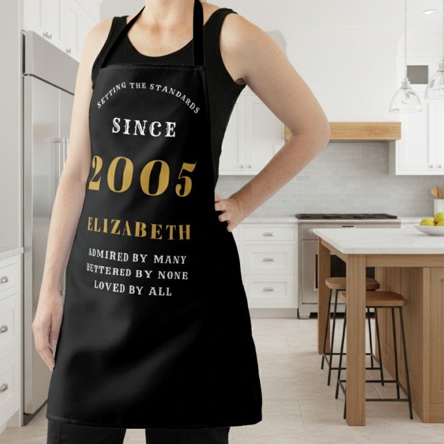 Tablier 21e anniversaire personnalisé 2005 Noir & Or (2005 birthday apron worn in the kitchen)