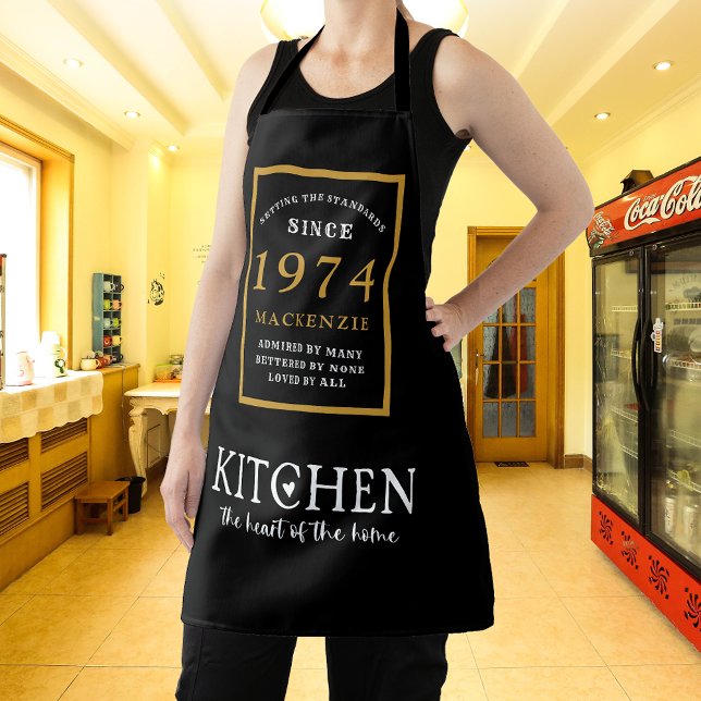 Tablier 50e anniversaire 1974 Nom Elegant Black Gold Chic (Elegant Black & Gold Chic Apron - 50th Birthday 1974 Name Personalized Kitchen & BBQ Essentials.)