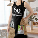 Tablier 60 et Fabulous Gold Parties scintillant 2 Photo 60<br><div class="desc">60 et Fabulous Gold Parties scintillant 2 Photo 60th Birthday Apron. Ajoutez vos photos - vous pouvez utiliser une photo ancienne et nouvelle.</div>