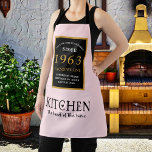 Tablier 60e anniversaire 1963 Nom Elégant Black Gold Rose<br><div class="desc">Un magnifique design noir et or d'anniversaire sur un tablier pour cette célébration spéciale. Customisez facilement le texte à l'aide du modèle fourni. Une partie de la gamme de normes d'établissement de fournitures d'anniversaire.</div>