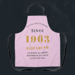 Tablier 60e anniversaire Né en 1965 Dame rose Grey<br><div class="desc">Célébrez un 60e anniversaire avec ce magnifique tablier rose et gris ! Customisez ce tablier unique avec votre touche personnelle en ajoutant le nom, l'âge, le devis favori ou tout ce que vous voulez ! Il fait le cadeau parfait personnalisé pour votre être aimé. Qu'il s'agisse d'un chef amateur ou...</div>