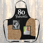 Tablier 80 et Fabulous Gold Parties scintillant 2 Photo 80<br><div class="desc">80 et Fabulous Gold Parties scintillant 2 Photo 80th Birthday Apron. Parties scintillant en or Faux en noir avec 2 photos - vous pouvez utiliser des photos anciennes et nouvelles. Ajoutez votre âge et faites un cadeau d'anniversaire personnalisé pour la célébration d'une date marquante pour une femme.</div>