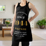Tablier 80e anniversaire 1944 Nom Chic Elegant Black Gold<br><div class="desc">Elégant Black & Gold Chic Apron - 80th Birthday 1944 Nom Cuisine personnalisée & BBQ Essentials. Célébrez un anniversaire fabuleux avec style et praticité! Cet élégant tablier Black & Gold Chic, personnalisé pour ceux nés en 1944, est l'accessoire parfait pour les passionnés de cuisine de votre vie. Son design accrocheur,...</div>
