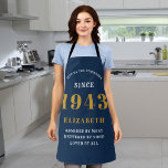 Tablier 80e anniversaire Né 1943 Bleu Gold Lady's Apron<br><div class="desc">Un tablier bleu classique personnalisé pour cette célébration d'anniversaire pour quelqu'un né en 1943 et ayant 80 ans. Ajoutez le nom à ce design vintage de style rétro bleu, blanc et or pour un cadeau personnalisé de 80 ans. Modifiez facilement le nom et l'année avec le modèle fourni. Un merveilleux...</div>