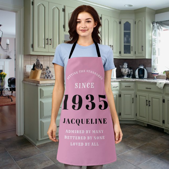 Tablier 90e anniversaire 1935 Dame noire rose (Long pink apron for those born in 1935)